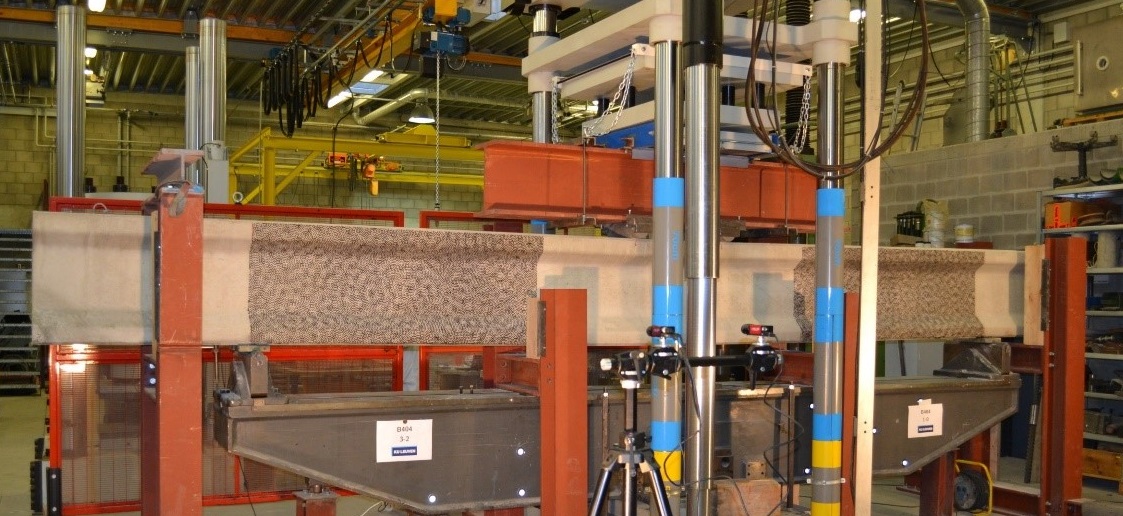 Figuur 3: Foto uit het labo van een balk in de testopstelling.