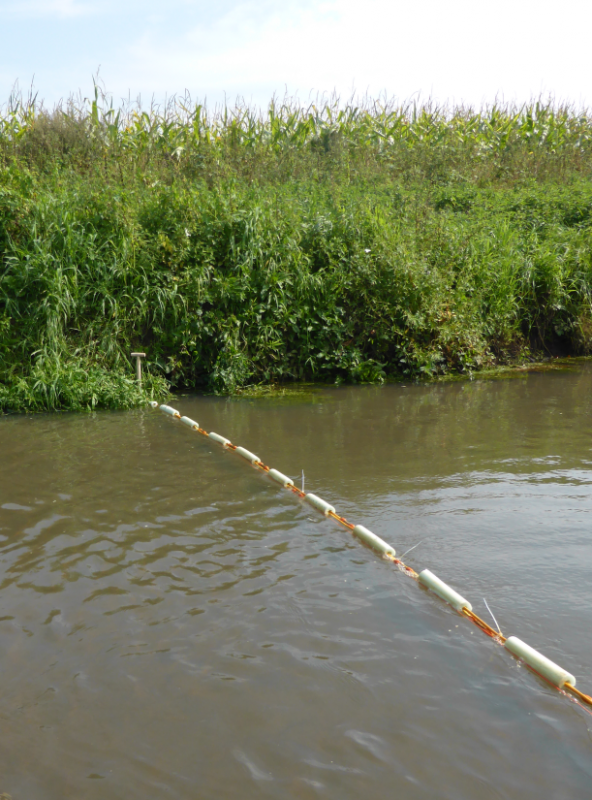 Elektrodes drijven op het water en meten elektrische eigenschappen in de rivierbodem.