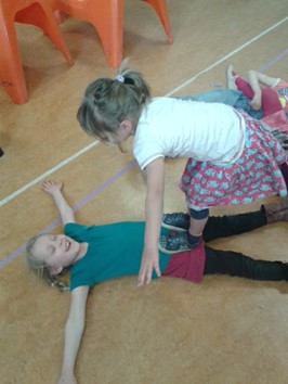Geleide impro - ableau vivant met vrij onderwerp. H. en F. tonen hier ‘stille circustechnieken’. Circus leeft enorm in de klas