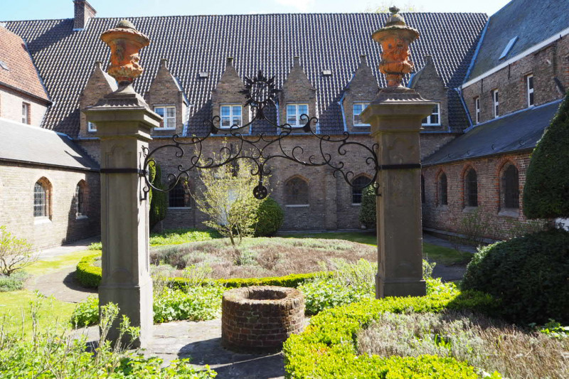 de kloostertuin toont een variatie aan bouwstijlen