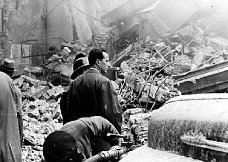 Koning Boudewijn bezoekt de rampplek. (Bron: sofei-vandenaemet.skynetblogs.be)