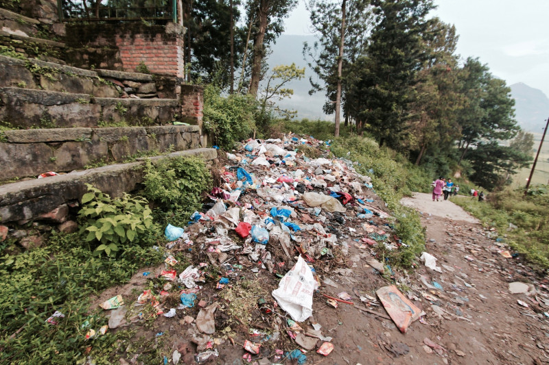 Opstapeling afval aan de kant van het dorp