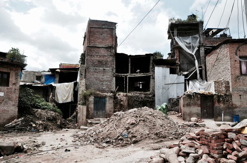 verwoeste straatbeeld in Bungamati