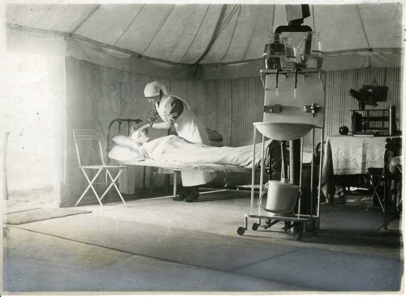 Een Belgische verpleegster aan het werk in L'Océan (Archie Belgische Rode Kruis, Brussel)