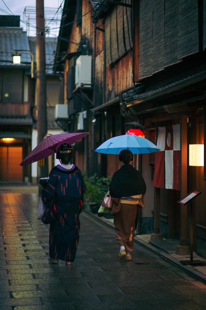 Twee vrouwen in kimono in de stad Kyoto