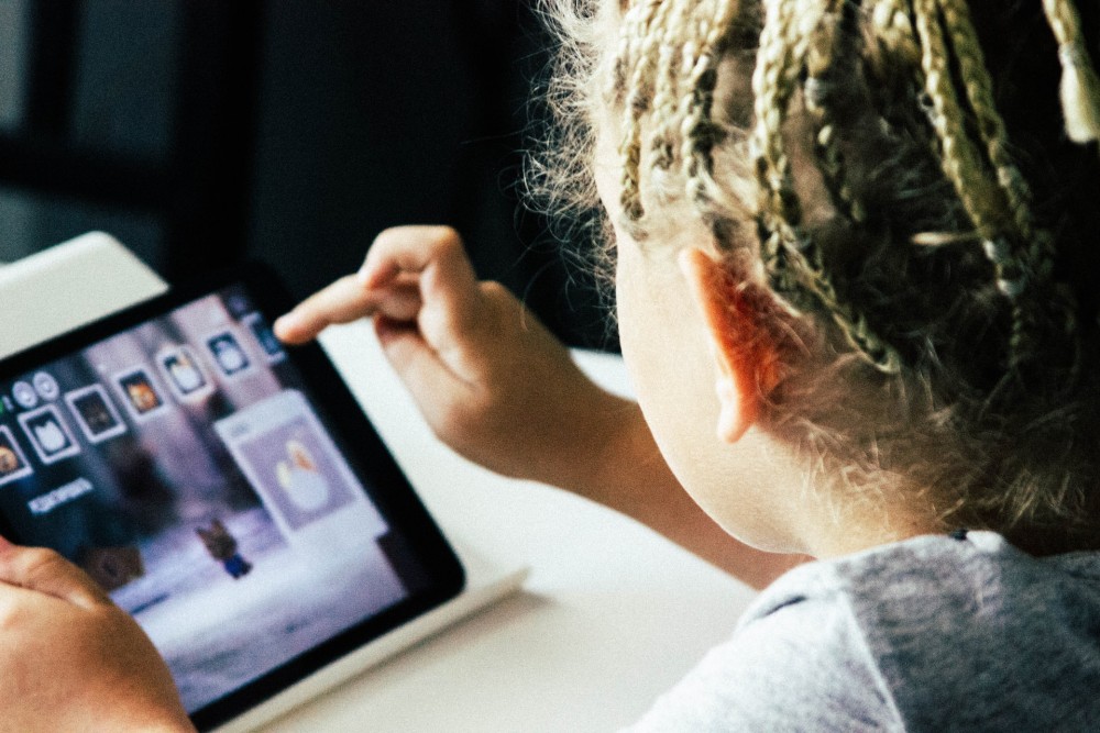 Smartphones, laptops, tablets, ze zijn niet meer weg te denken uit het leven van jonge kinderen.