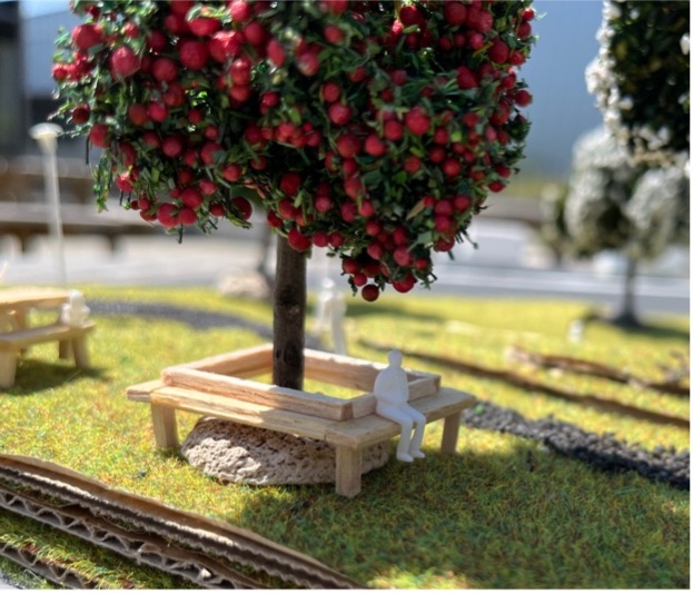 Een boombank met rugleuning vanop de maquette