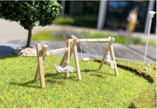 Een vogelnestschommel en dubbele schommel vanop de maquette