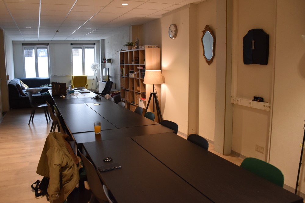 De befaamde lange tafel in het Transitiehuis van Mechelen