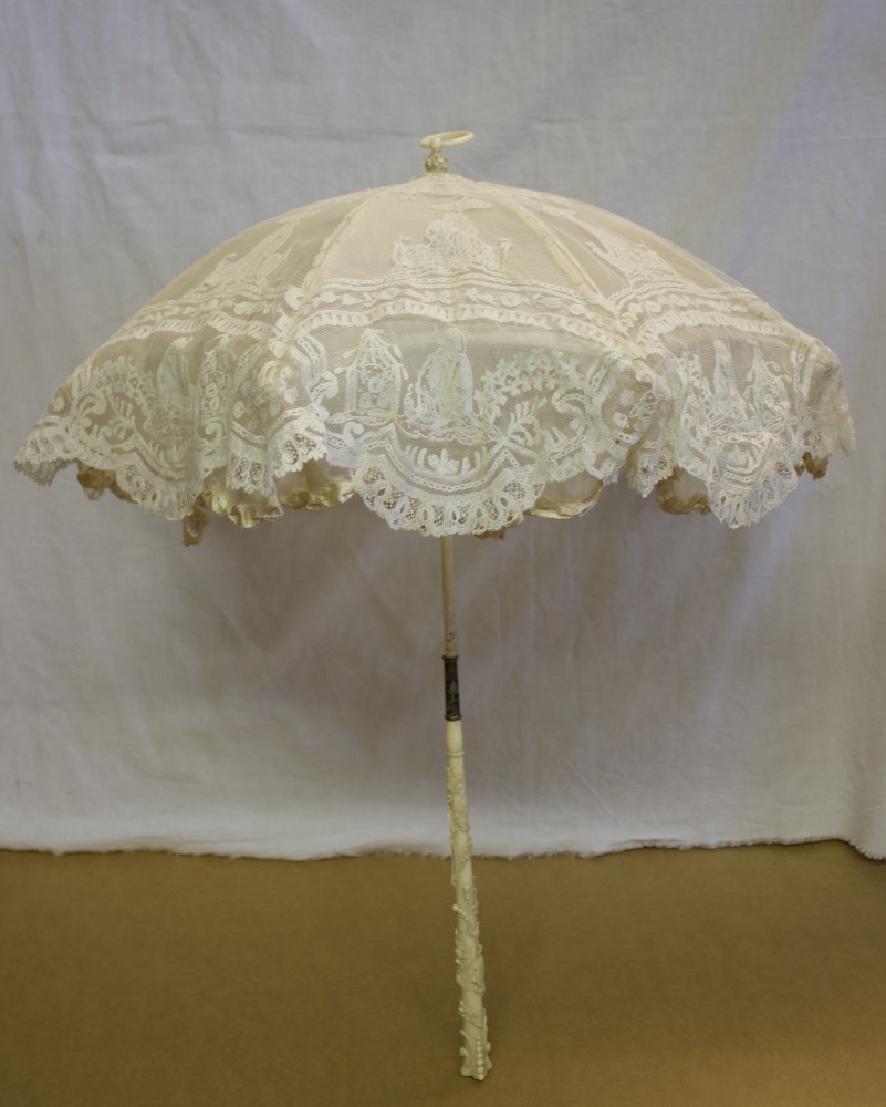 Een parasol met ivoren handvat en kanten scherm met oriëntalistische motieven uit het Brusselse Museum Kunst & Geschiedenis, 1850-1870. Foto door de auteur.