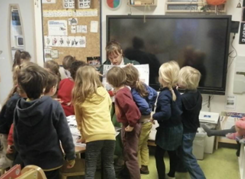 Een groep kleuters die net in het verhaal zijn gestapt