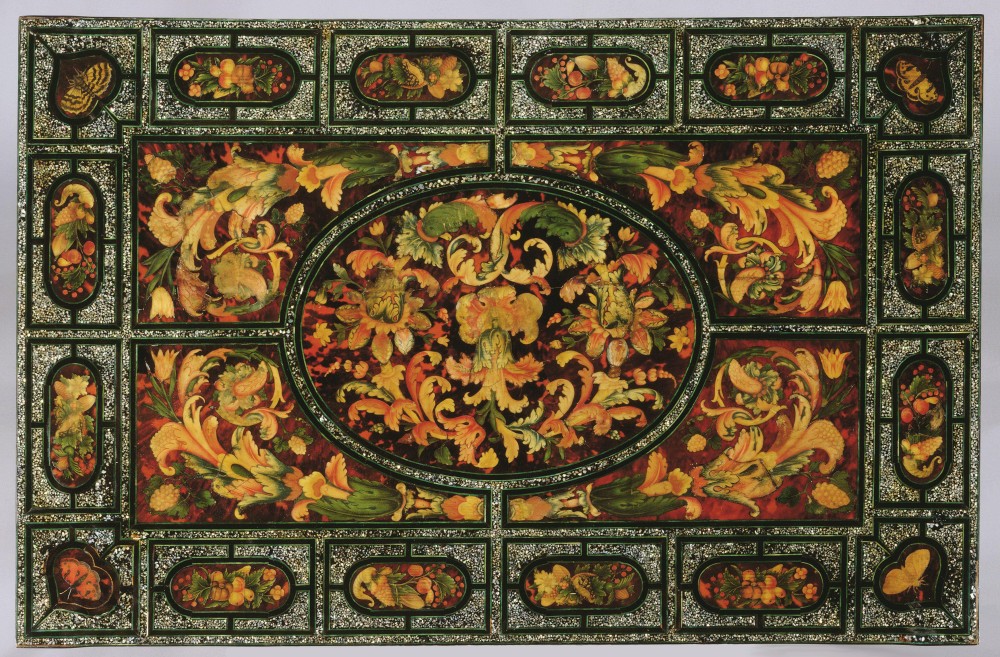 Bovenaanzicht Gole tafel met polychrome schilderingen onder transparant hoorn en velden met lacque burgauté. © Stad Antwerpen, Depeuter.