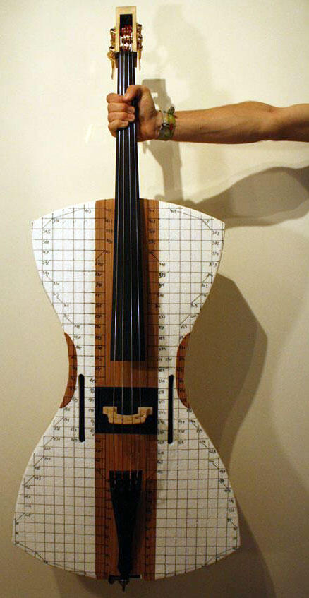 Cello uit piepschuim