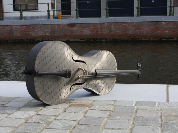 Carbon cello van Tim Duerinck