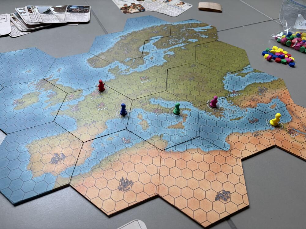 Het spelbord en de pionnen van 'Reis door de Geschiedenis'.