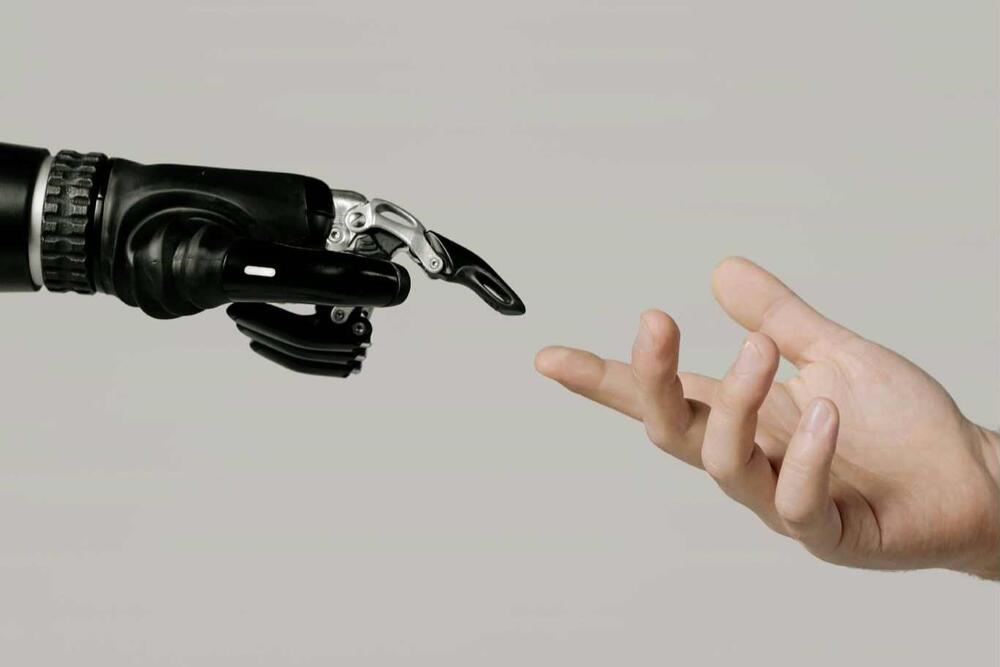 hand van robot en mens