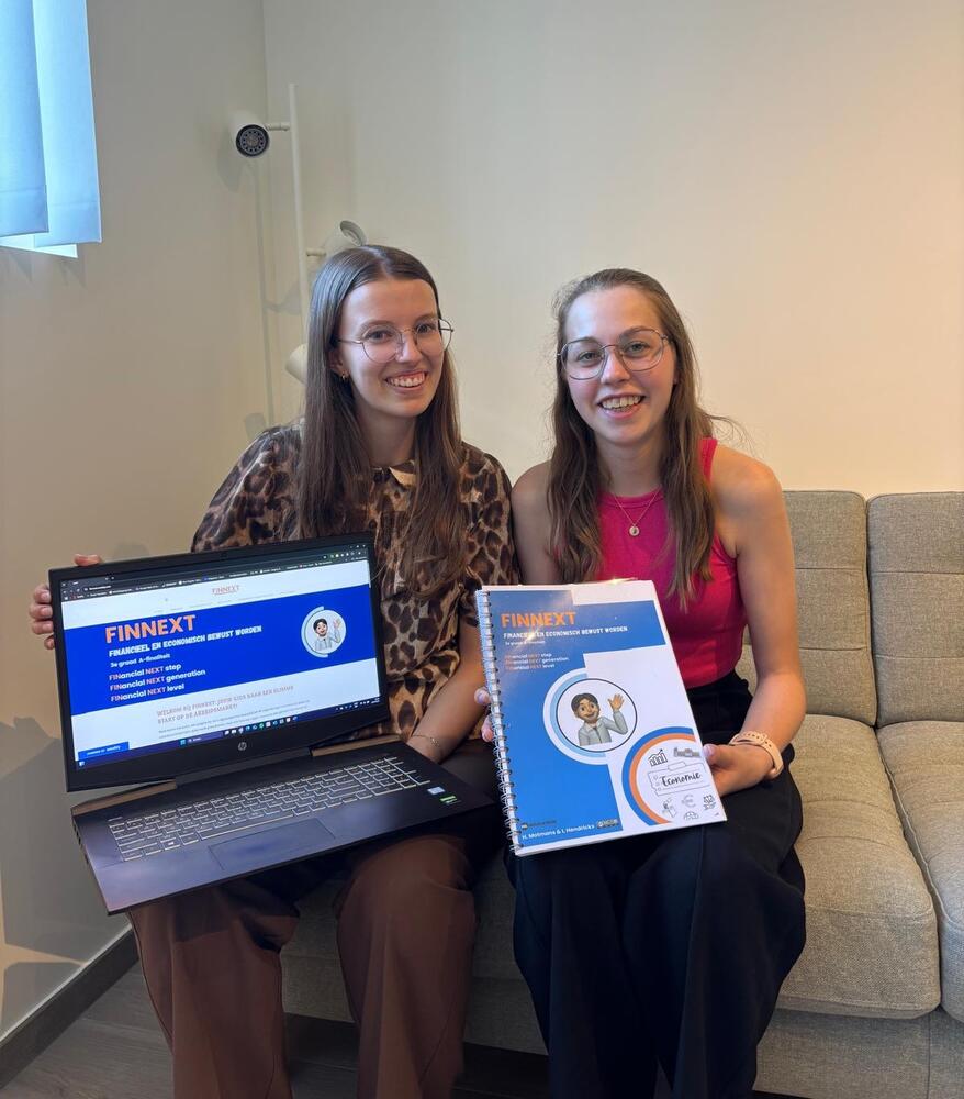 Hanne Motmans en Ine Hendrickx met hun werkboek en website Finnext