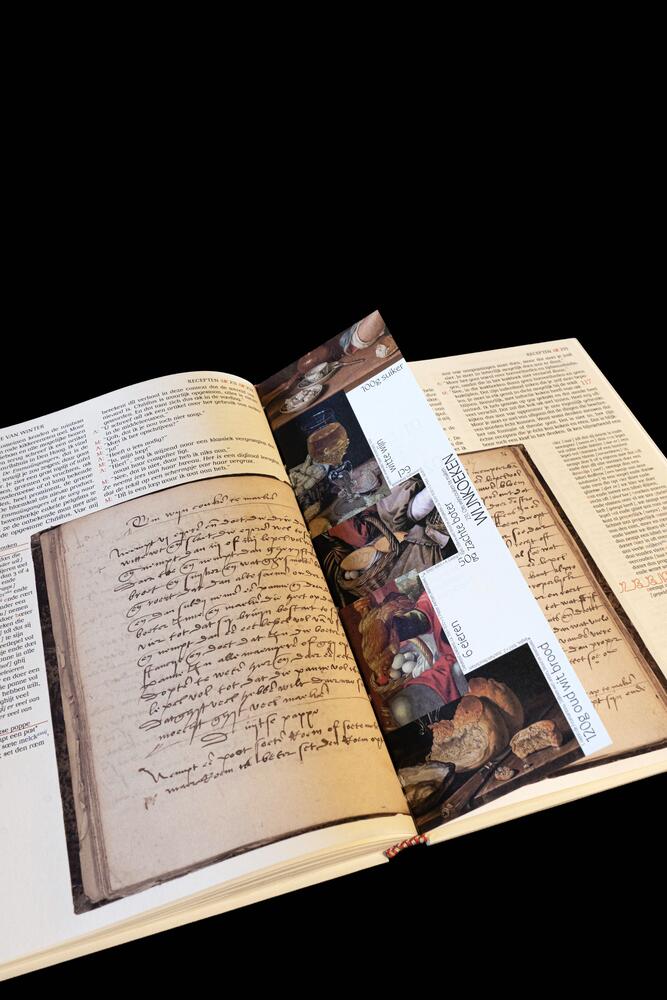 De nieuwe laag zit tussen de oude bladzijden