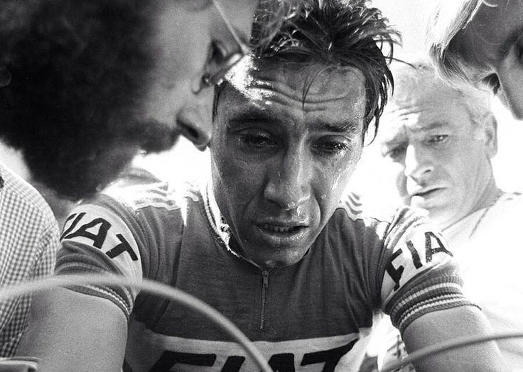 Eddy Merckx na een zware wedstrijd met hoge nood aan herstel.