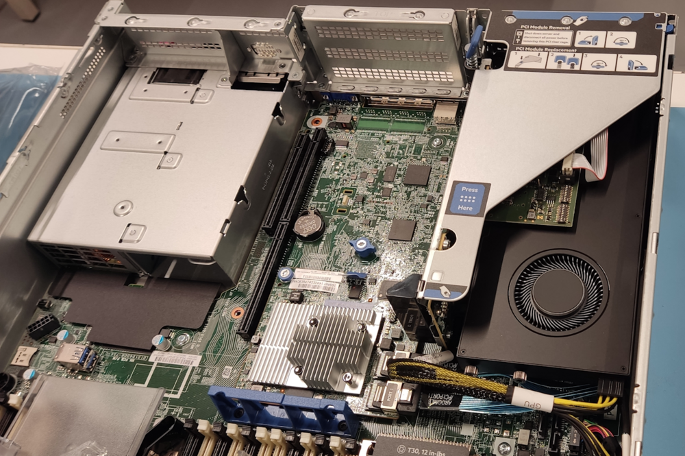 Binnenkant van de satellietmodem met de GPU geïnstalleerd