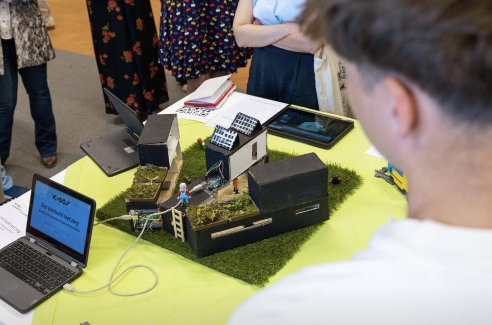 Afbeelding 1 - Leerlingen presenteren een menswaardige shelter voor vluchtelingen tijdens de STEM-Award. (Foto: Willem Bormans)