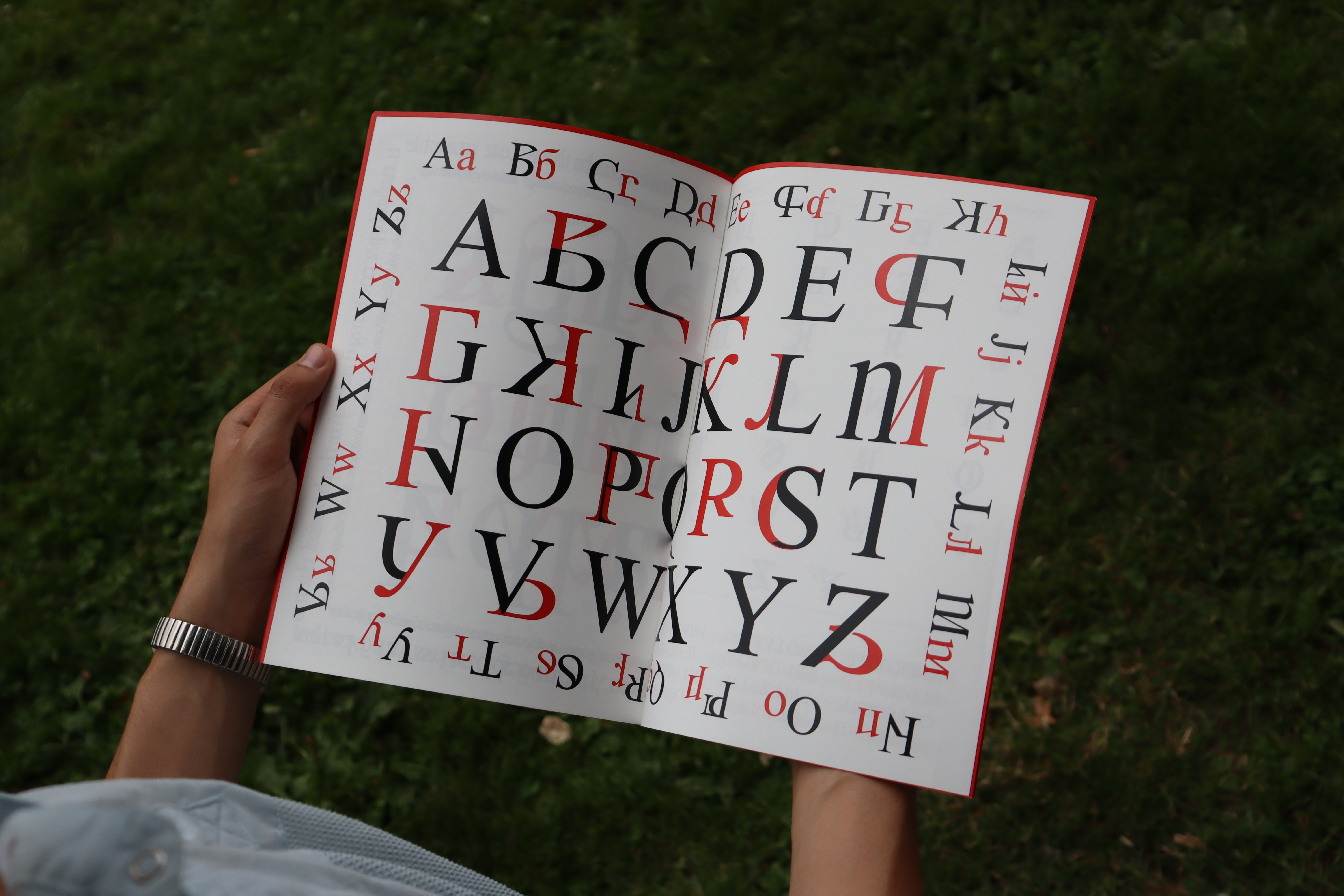 Alfabet boekje met de hoofdletters van mijn eigen ontworpen font dat de twee alfabetten samenbrengt.