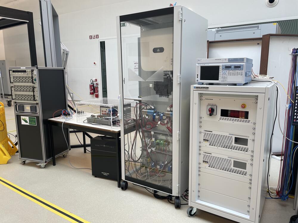 Installatie van batterijen in het laboratorium.