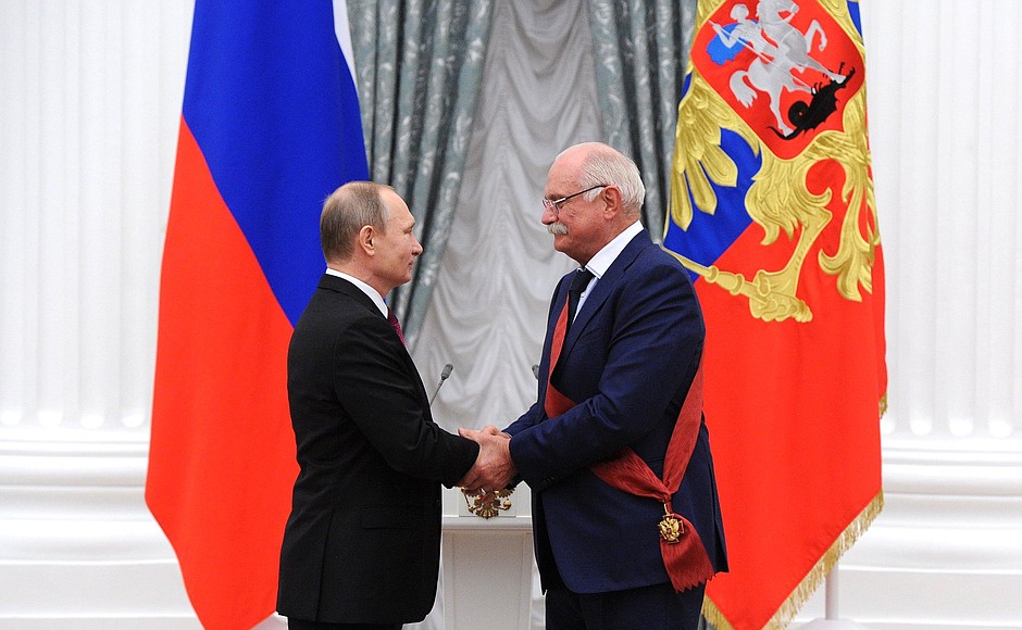 Michalkov wordt geridderd door Poetin in 2015. Bron: http://en.kremlin.ru/events/president/news/50905