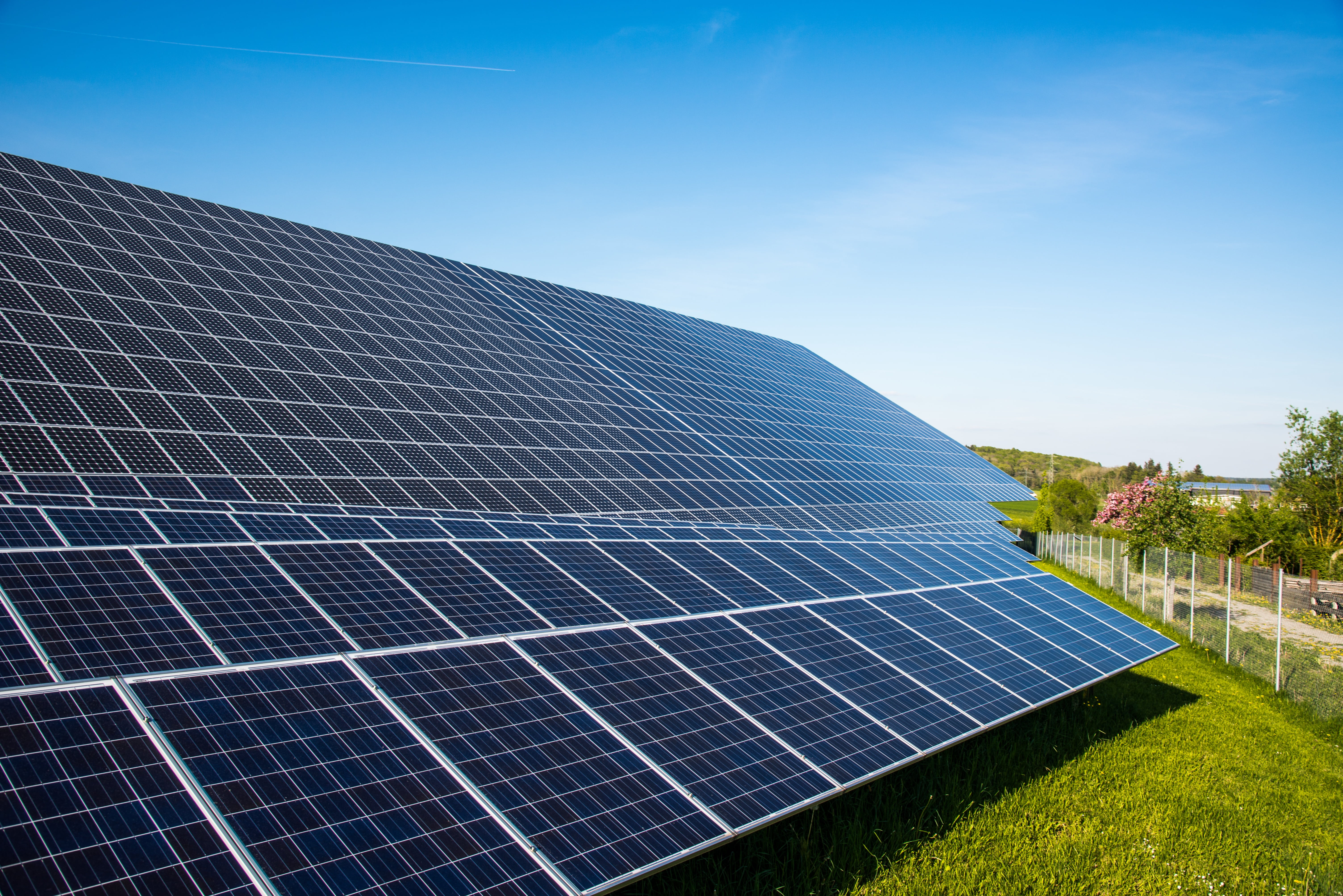 Zonnepanelen in een veld