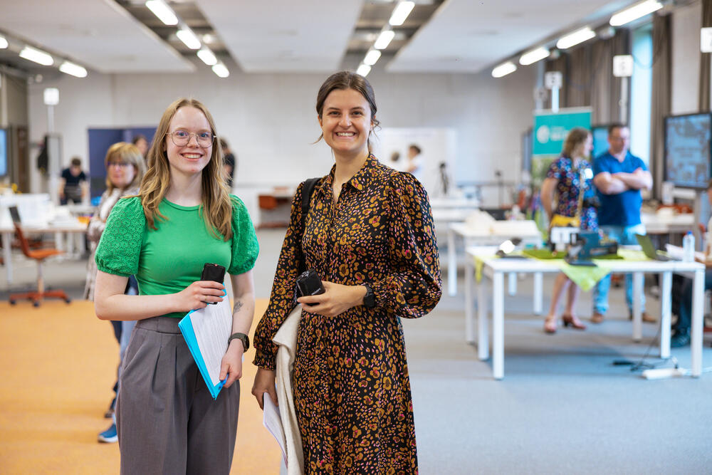 Afbeelding 3 - Onderzoeksters Britney Goffin (links) en Lola Demol (rechts) verzamelden data voor hun masterproeven tijdens de finale van de STEM-Award (Foto: Willem Bormans)