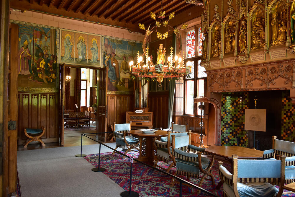 Neogotisch interieur van het Kasteel van Loppem naar ontwerp van Jean-Baptiste Bethune