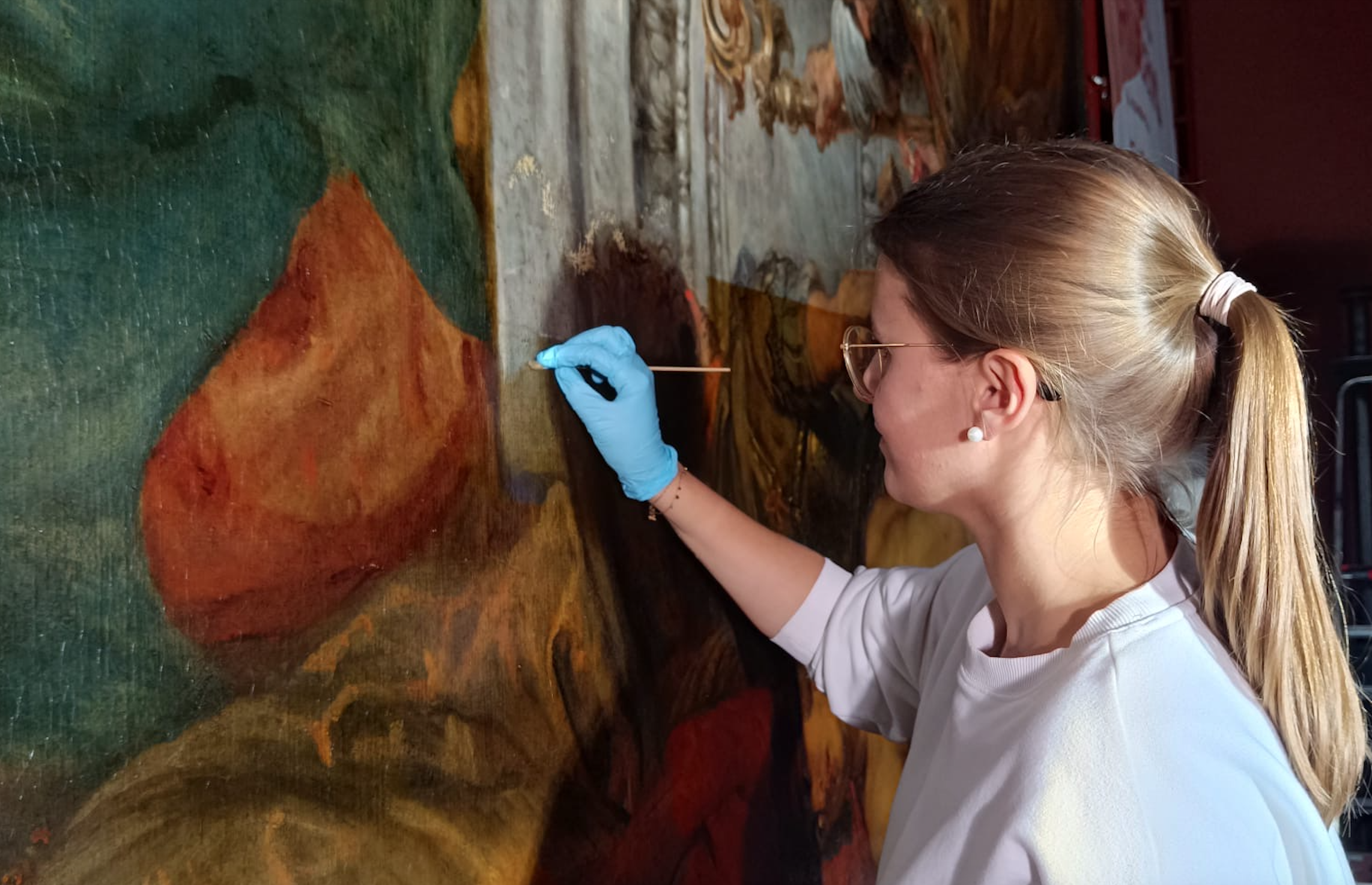 Emma tijdens de restauratie van de "Tronende Madonna omringd door heiligen"