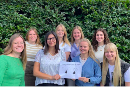 Acht studentes van Vives ontwikkelden een boekje met tekeningen dat de communicatie met de ouders vergemakkelijkt. 