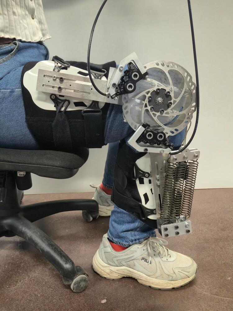 Exoskelet al zittend met de veren opgespannen