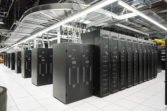 Een supercomputer wordt ingezet voor het uitvoeren van traditionele modelsimulaties.
