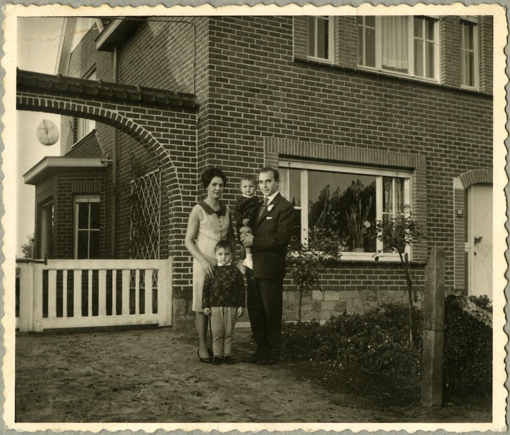 Een gezinsportret voor het huis.