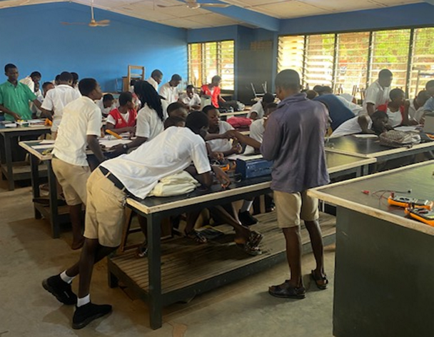 Allereerste elektrisch practicum bij de laatstejaarsleerlingen op Tamale High School (Tamasco)