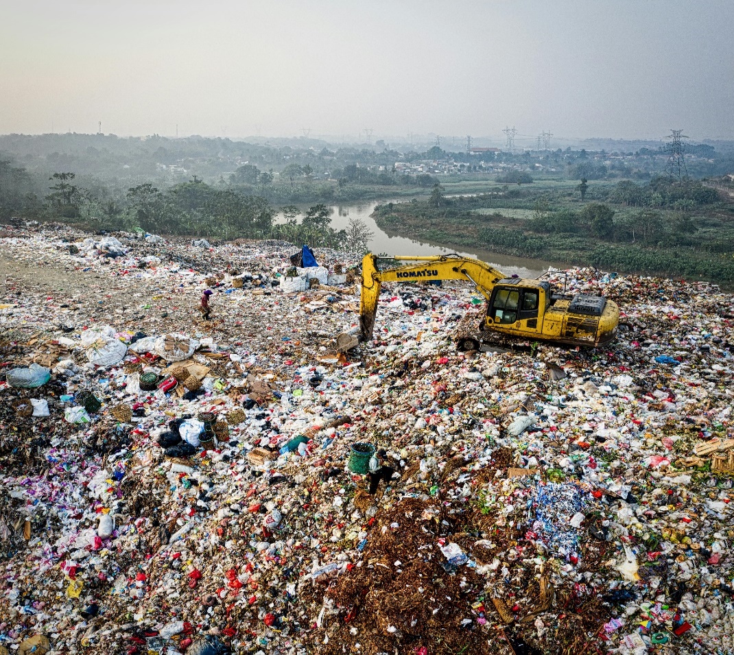 A large pile of garbage</p>
<p>Description automatically generated