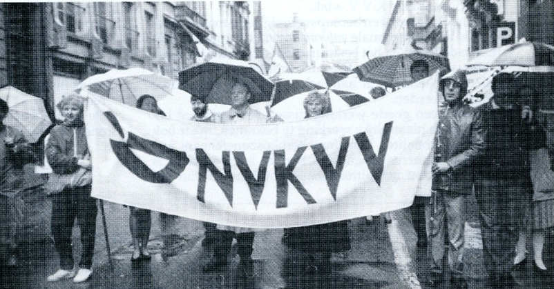 Het N.V.K.V.V. op de nationale betoging van 20 juni 1991 met Michel Foulon en An Verlinde in het midden (Bron: KADOC, N.V.K.V.V. Informatieblad nr. 5 (1991): 2.)