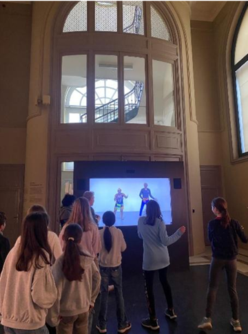 Kinderen volgen Congolese danstutorial in het Africamuseum