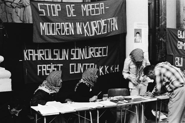 Afbeelding met kleding, tekst, zwart-wit, straat</p>
<p>Door AI gegenereerde inhoud is mogelijk onjuist.