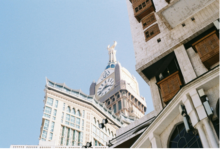 A clock tower in a city</p>
<p>AI-generated content may be incorrect.