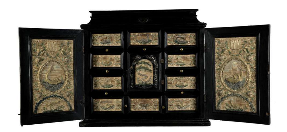 17de-eeuws Antwerps kabinet met borduurwerk, zilver, ebbenhout en imitatie. Koninklijke Musea voor Kunst en Geschiedenis, Brussel (inv. V.0071). Afbeelding © KMKG-MRAH, Flynn Hermsen