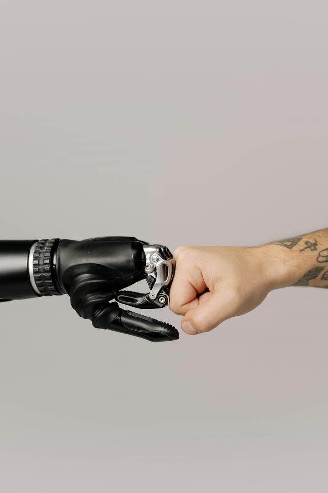 Robot en mens geven elkaar een boks