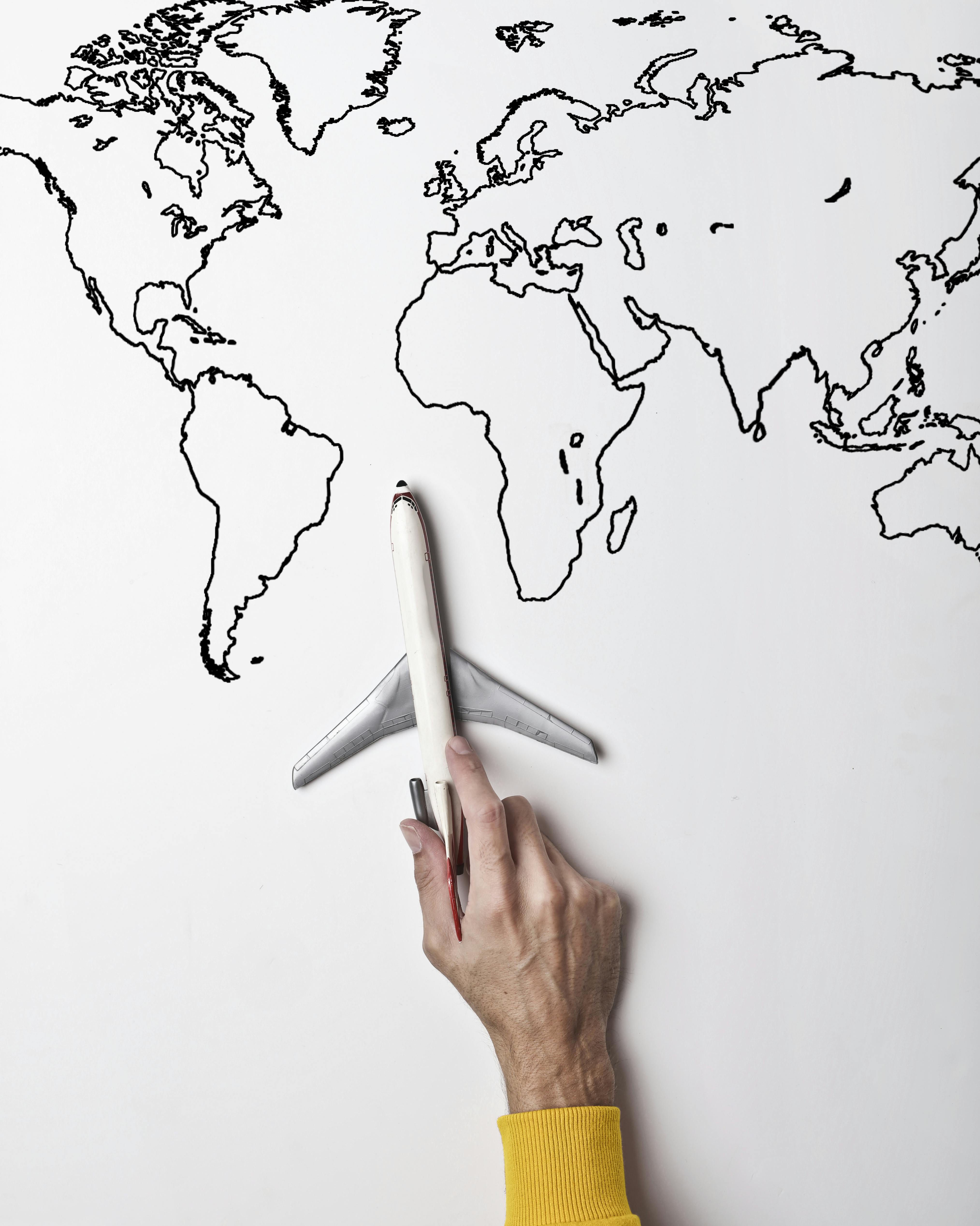 Foto door Andrea Piacquadio: https://www.pexels.com/nl-nl/foto/persoon-die-klein-speelgoedvliegtuig-houdt-tegen-zwart-witte-kaart-als-concept-van-reizen-en-vakantie-3754686/