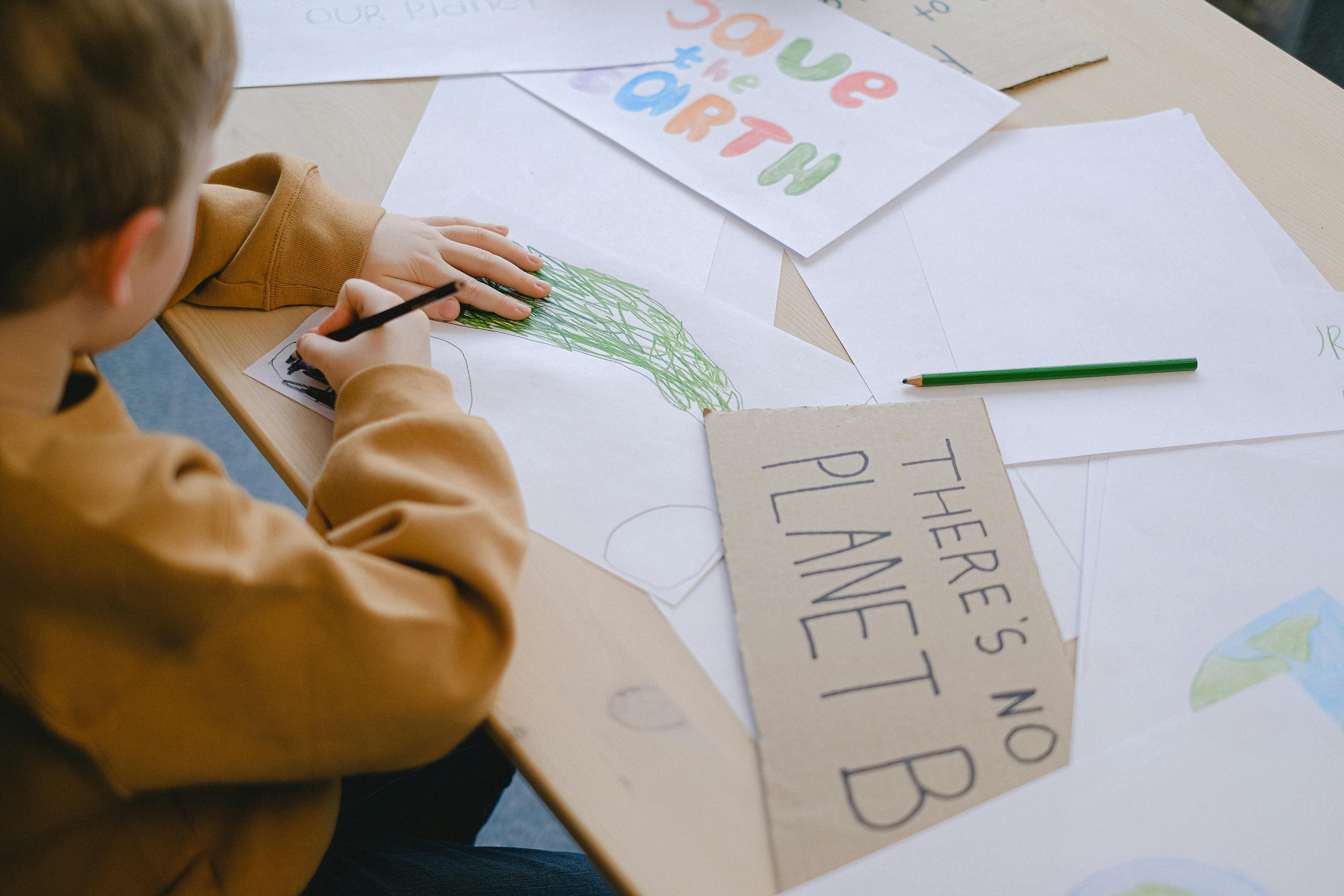 Foto door Anna Shvets: https://www.pexels.com/nl-nl/foto/aarde-grond-planeet-bureau-11286137/