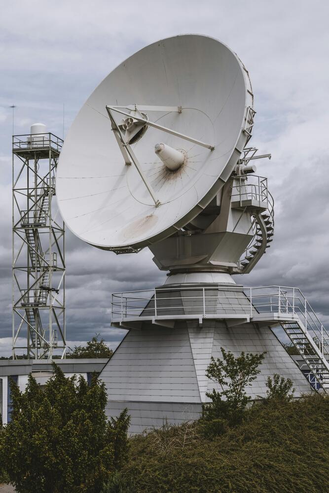 Schotelantenne voor satellietcommunicatie