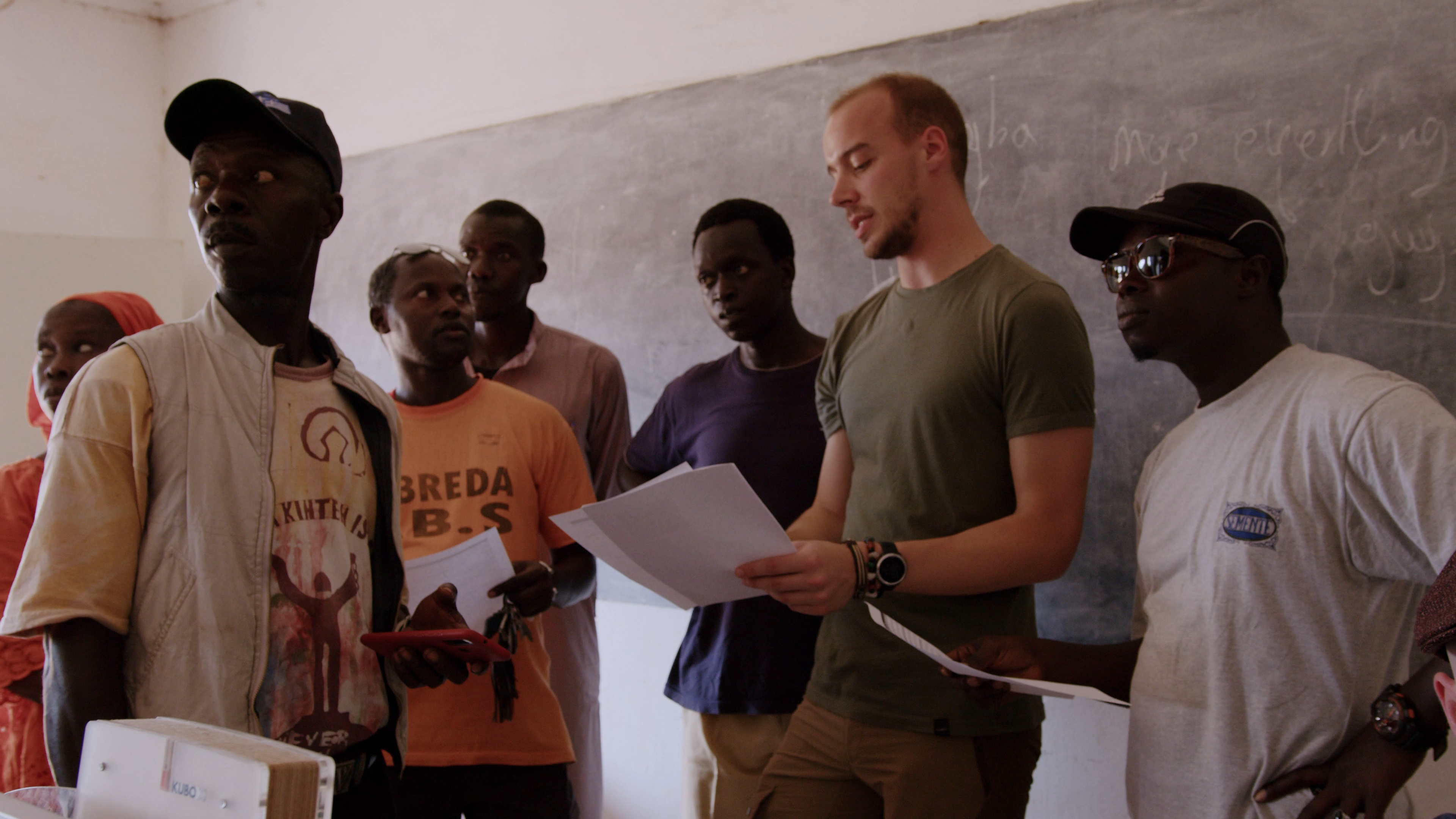 Yentl Jacobs geeft uitleg aan de lokale leerkrachten en helpende handen in Gambia.